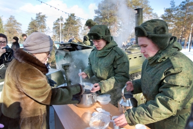 Бесплатная каша на Дне защитника Отечества в парке Юбилейный Александра Данилова, UlanMedia