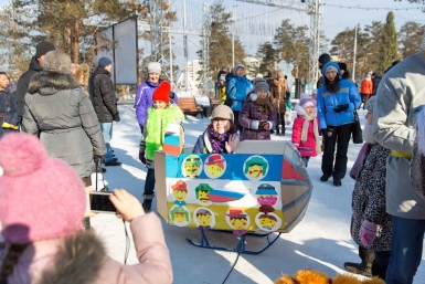 После спуска с горки с санями можно было сфотографироваться Александра Данилова, UlanMedia