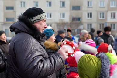 Мужчина добавляет музыкальности празднику Александра Данилова, UlanMedia