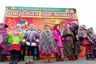 Первоклассницы поют частушки на Масленице Александра Данилова, UlanMedia