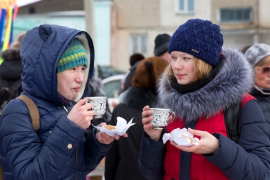 Чай в фарфоровых чашках – роскошь на ярмарке Александра Данилова, UlanMedia
