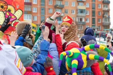 Желающие поиграть на празднике Александра Данилова, UlanMedia