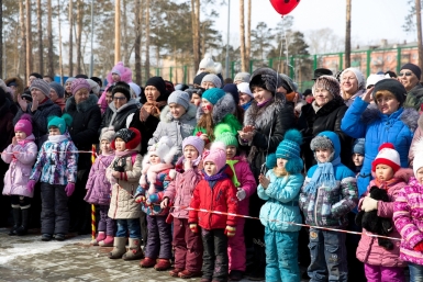 Зрители во время развлекательной программы на Масленице Александра Данилова, UlanMedia
