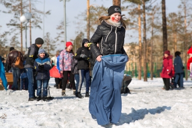 Бег в мешках – народная забава Александра Данилова, UlanMedia