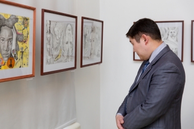 Андрей Имидеев, главный специалист городского комитета по культуре, на выставке в Музее истории города Александра Данилова, UlanMedia