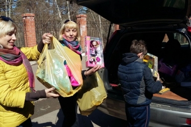 Воспитанники детского дома помогают выгружать вещи из машины Из личного архива Ирины Мартыновой
