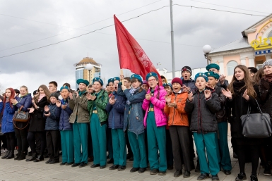 Школьники Улан-Удэ приветствуют участников автомарша Звезда нашей Великой Победы Александра Данилова, UlanMedia