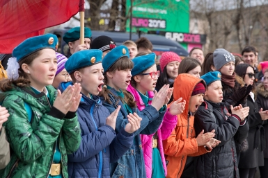 Школьники Улан-Удэ приветствуют участников автомарша Звезда нашей Великой Победы Александра Данилова, UlanMedia