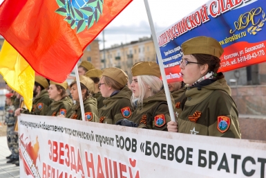 Участники автомарша Звезда нашей Великой Победы поют гимн Российской Федерации в Улан-Удэ Александра Данилова, UlanMedia