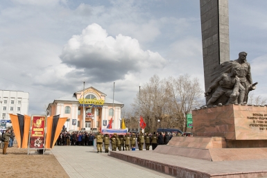 На Комсомольской площади Улан-Удэ прошла встреча участников автопробега Владивосток-Москва Александра Данилова, UlanMedia