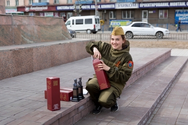 Участница автомарша Звезда нашей Великой Победы готовит подарки для победителей конкурса сочинений Александра Данилова, UlanMedia