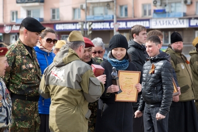 Командир экипажа награждает победителей конкурса сочинений о Великой Отечественной войне Александра Данилова, UlanMedia
