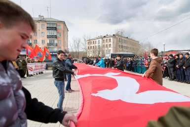 Масштабную копию Знамени Победы вручили участники автопробега жителям Бурятии Александра Данилова, UlanMedia