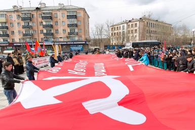 Знамя Победы в 200 кв. м разворачивают на Комсомольской площади Улан-Удэ Александра Данилова, UlanMedia