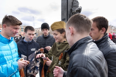 Участница автомарша Звезда нашей Великой Победы раздает визитки проекта и георгиевские ленточки школьникам Улан-Удэ Александра Данилова, UlanMedia