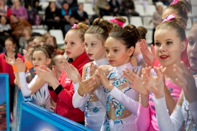 Спортсменки поддерживают выступающих коллег Александра Данилова, UlanMedia