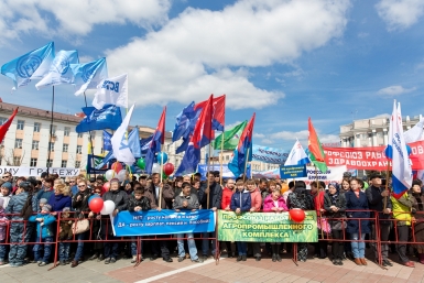 Главные лозунги митинга: Нет – росту налогов и цен! Да – росту зарплат, пенсий и пособий! Александра Данилова, UlanMedia