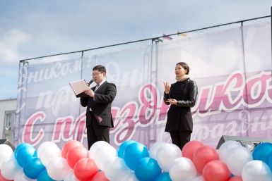 На торжественном первомайском митинге в Улан-Удэ работал сурдопереводчик Александра Данилова, UlanMedia