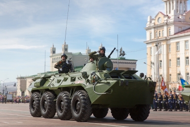 Проезд боевой техники по площади Советов в День Победы Александра Данилова, UlanMedia
