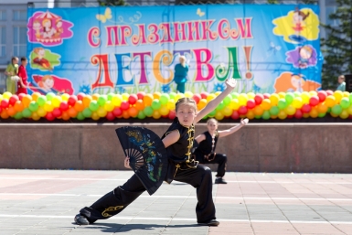 Ушуисты выступают на площади Советов Александра Данилова, UlanMedia