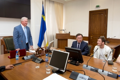 Вячеслав Наговицын поздравляет Александра Богомоева с победой Александра Данилова, UlanMedia