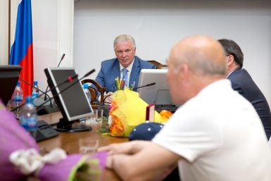 Вячеслав Наговицын слушает речь тренера Валерия Иванова Александра Данилова, UlanMedia