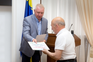 Генеральный директор группы компаний Титан Вадим Бредний вручает денежный сертификат тренеру Валерию Иванову Александра Данилова, UlanMedia