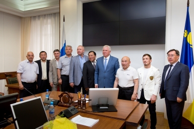 Коллективная фотография после церемонии награждения Александра Данилова, UlanMedia