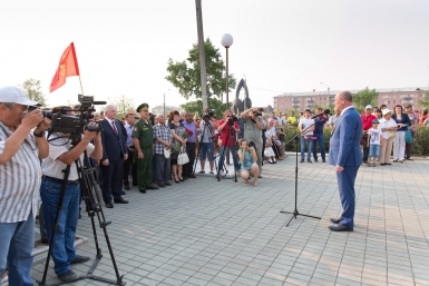 Александр Голков выступает с речью на открытии памятника Алдару Цыденжапову в Улан-Удэ Александра Данилова, UlanMedia