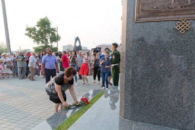 Мама Аладара Цыденжапова на открытии памятника сыну Александра Данилова, UlanMedia