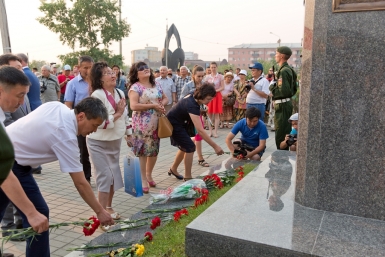 Возложение цветов к памятнику Алдару Цыденжапову Александра Данилова, UlanMedia