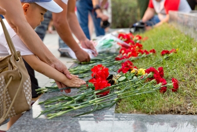 Возложение цветов к памятнику Алдару Цыденжапову Александра Данилова, UlanMedia