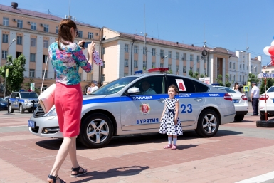 Жители Улан-Удэ фотографируются с патрульными машинами Александра Данилова, UlanMedia