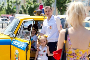 Фото на память с музейным экспонатом ГИБДД Александра Данилова, UlanMedia