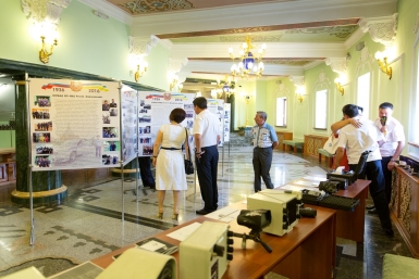 В фойе Театра оперы и балета на праздновании 80-летия ГАИ Александра Данилова, UlanMedia