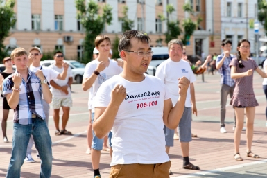Танцевальный флешмоб на площади Советов Александра Данилова, UlanMedia