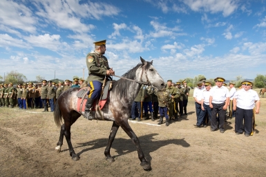 Командующий парадом проверяет готовность делегаций к открытию фестиваля Александра Данилова, UlanMedia