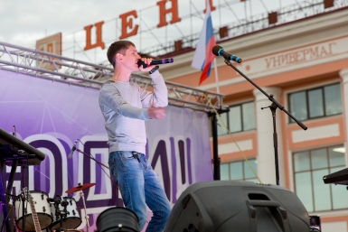 Саша Мел выступает на концерте Александра Данилова, UlanMedia
