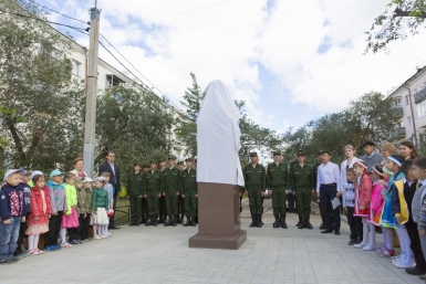 Памятник Валентине Терешковой открыли в Улан-Удэ Александра Данилова, ИА UlanMedia