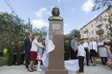 Памятник Валентине Терешковой открыли в Улан-Удэ Александра Данилова, ИА UlanMedia