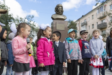 Памятник Валентине Терешковой открыли в Улан-Удэ Александра Данилова, ИА UlanMedia