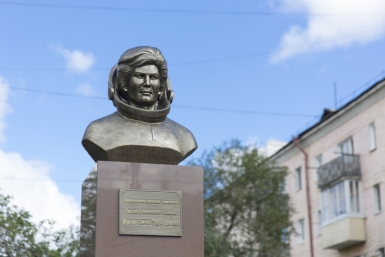 Памятник Валентине Терешковой открыли в Улан-Удэ Александра Данилова, ИА UlanMedia
