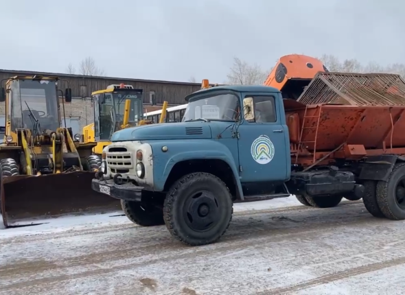 В Улан-Удэ пескоразбрасыватели вышли на скользкие улицы из-за осадков