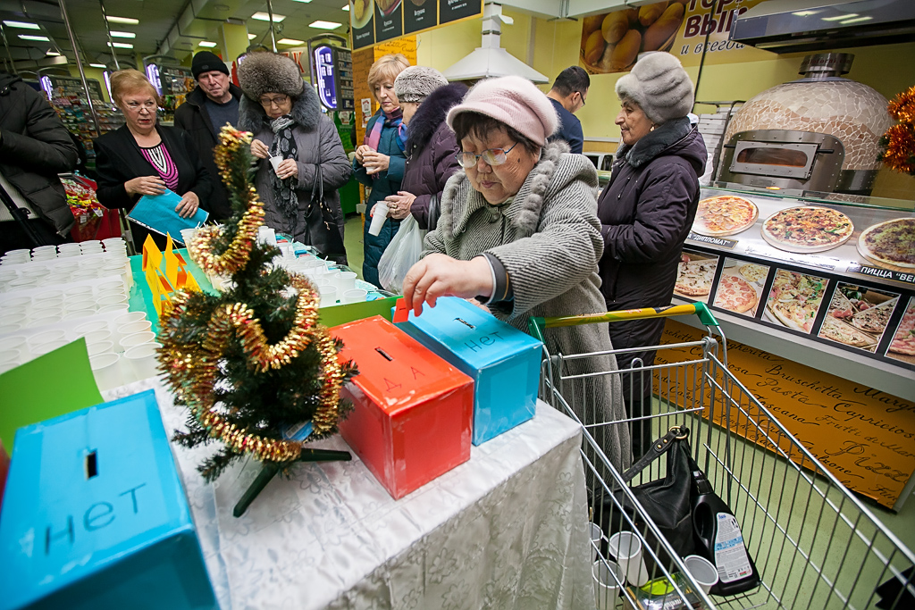 Покупательница голосует за товар, Фото с места события собственное