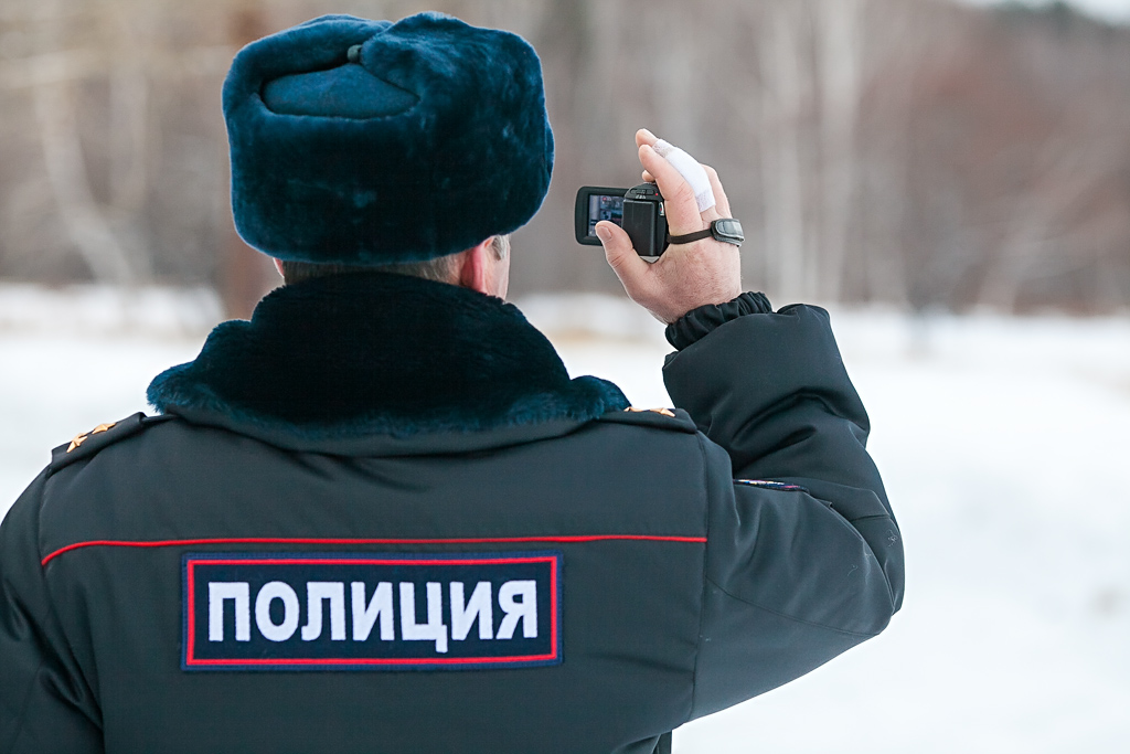 Сотрудник полиции снимает митингующих на камеру, Фото с места события собственное
