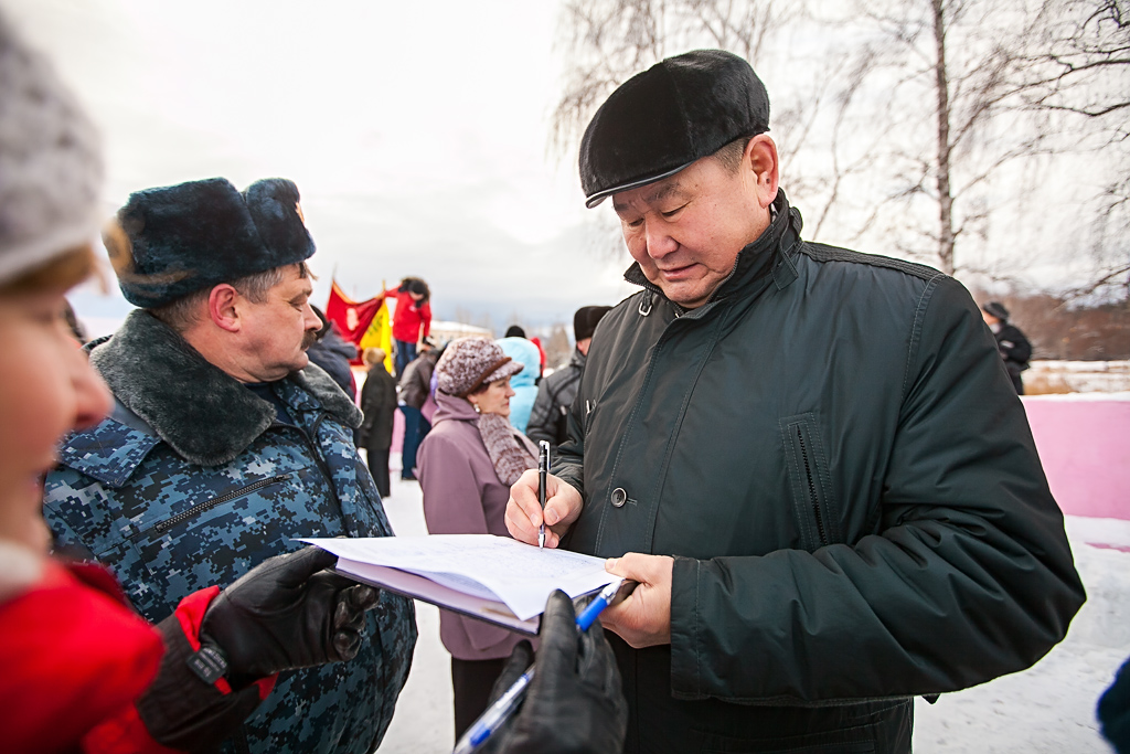 Вячеслав Мархаев подписывает обращение к президенту России, Фото с места события собственное