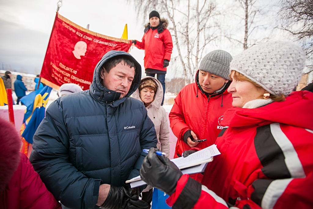 Подписывать будете?, Фото с места события собственное