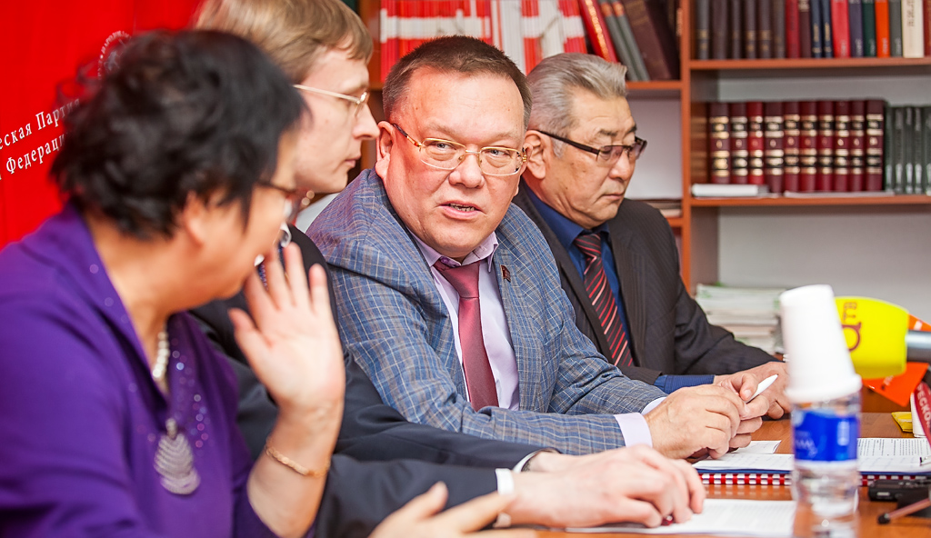 Депутаты-коммунисты Екатерина Цыренова, Виктор Малышенко, Владимир Сажин и Леонид Турбянов, Фото с места события собственное