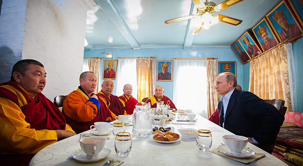 Владимир Путин в Иволгинском дацане, Фото с места события собственное
