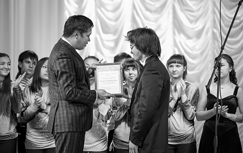 Министр культуры Бурятии Тимур Цыбиков вручает диплом Андрею Ильюшкину, Фото с места события собственное